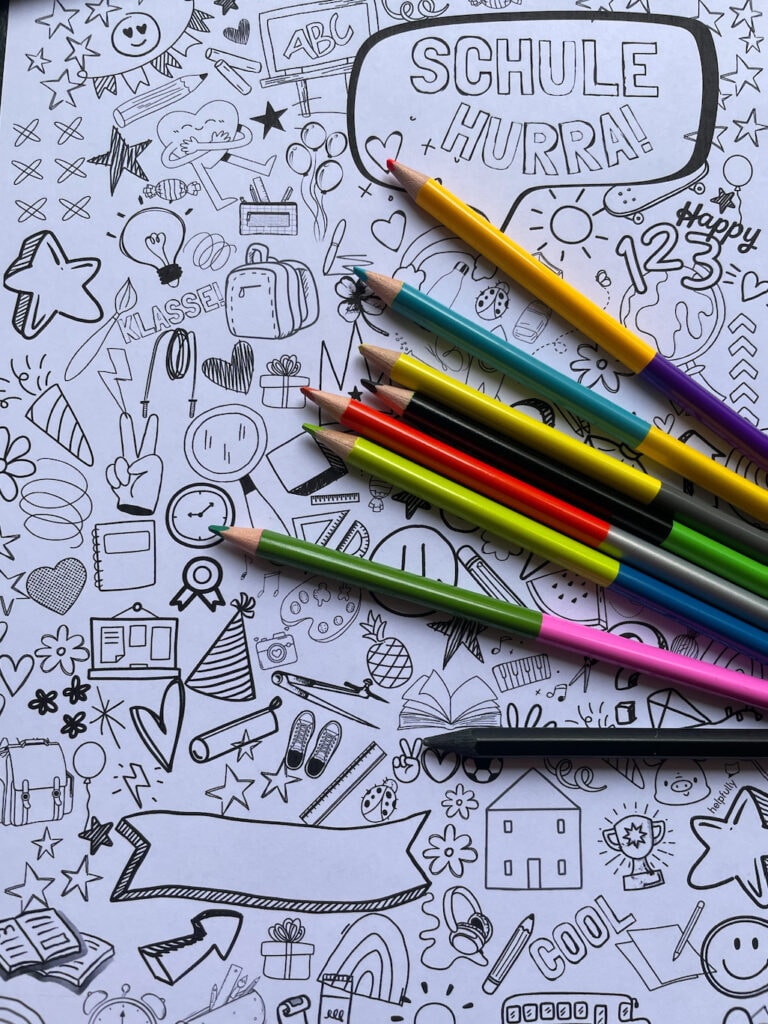 Ausmalbild zur Einschulung mit Schul-Doodles