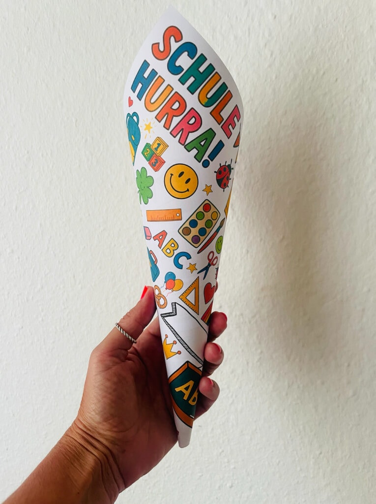 Kleine Schultüte mit bunten Schulmotiven basteln