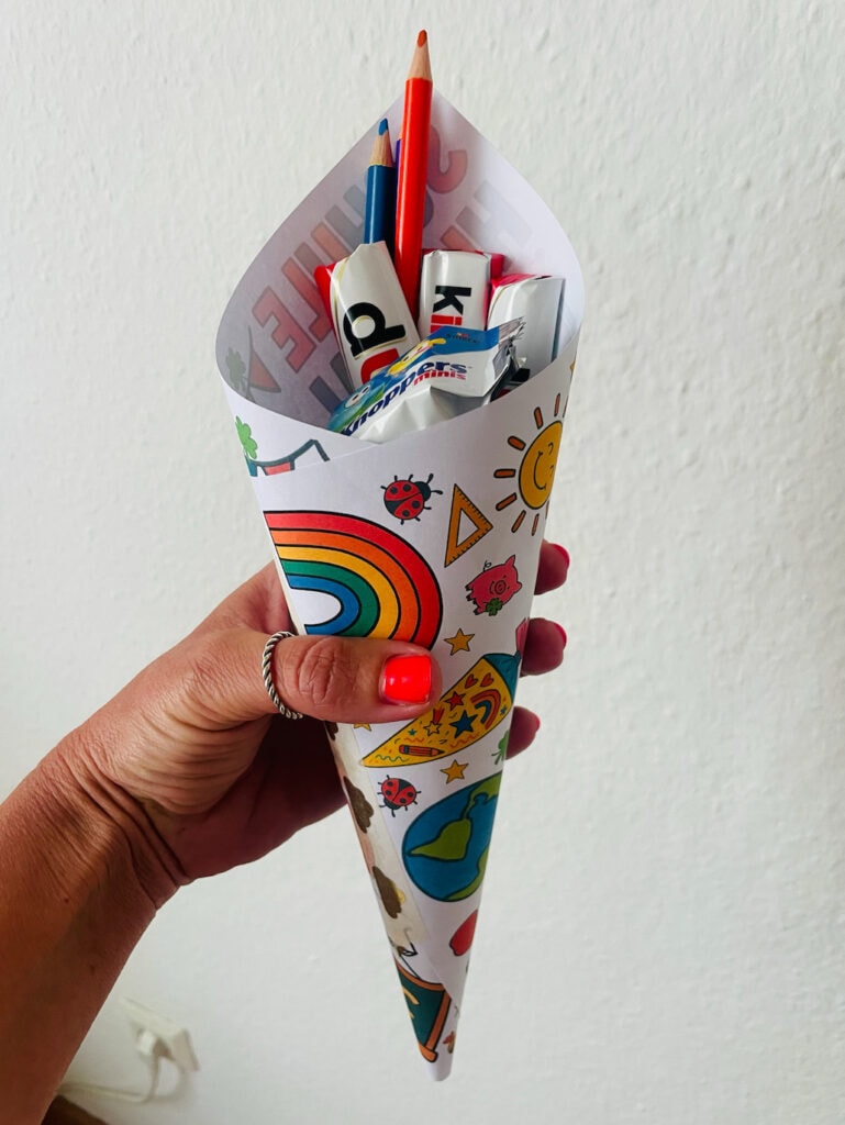 gebastelte Schultüte mit Süßem und Co füllen und verschenke