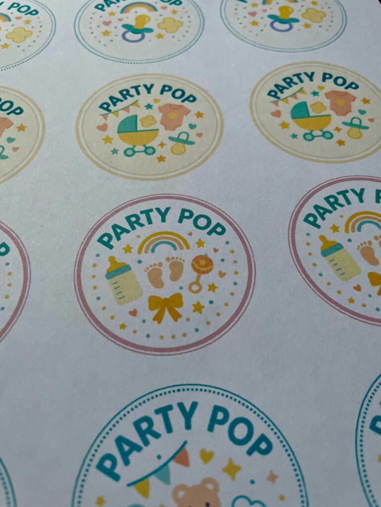 Babyparty Idee selbermachen mit Stickern zum Ausdrucken für Popcorn & Süßes
