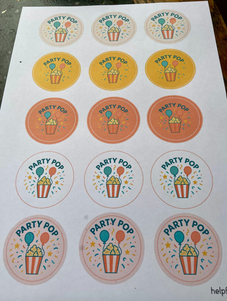 Etiketten als runde Sticker mit Party Pop für Süßes