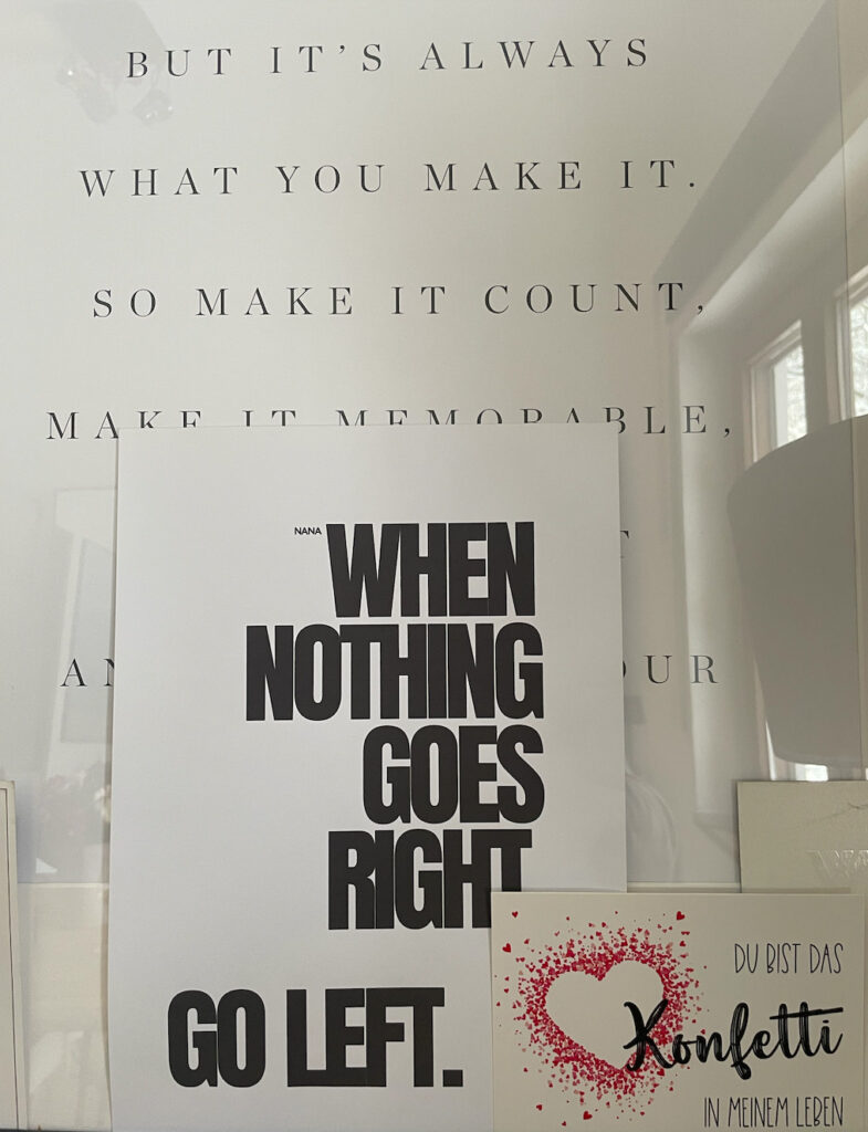lustiges wandbild mit motivierendem spruch: when nothing goes right, go left