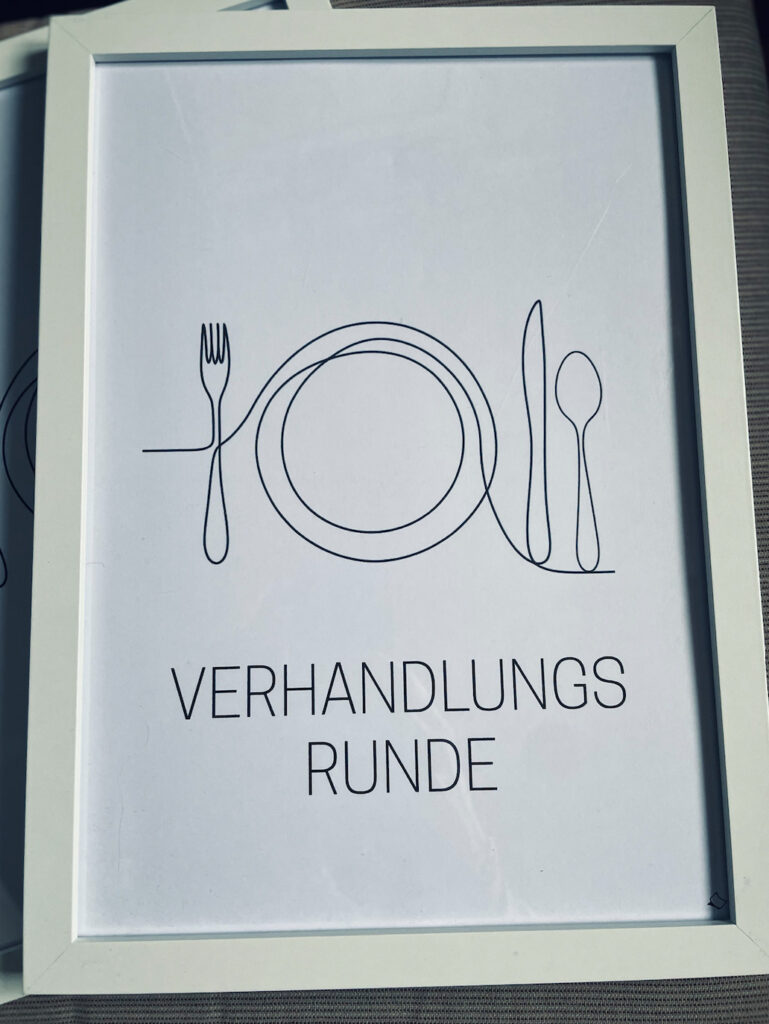 a4 poster mit coolem Spruch Verhandlungsrunde für die Küche zum Ausdrucken