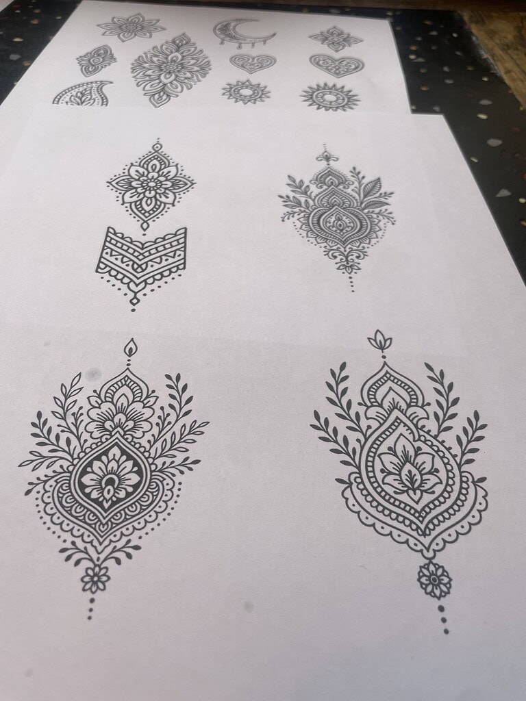 Henna-Tattoos als Vorlagen zum Ausdrucken mit geschwungenen Ornamenten für Hand und Körper