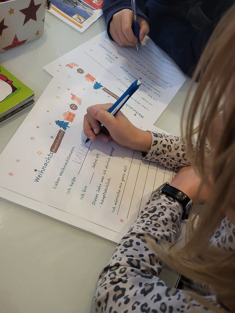 Kundenfoto beim Ausfüllen des Wunschzettels - Danke!