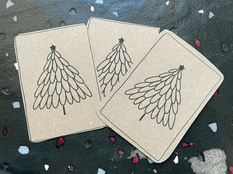 Simple, kleine Weihnachtskarten und Anhänger mit Tannenbaum vorderseitig