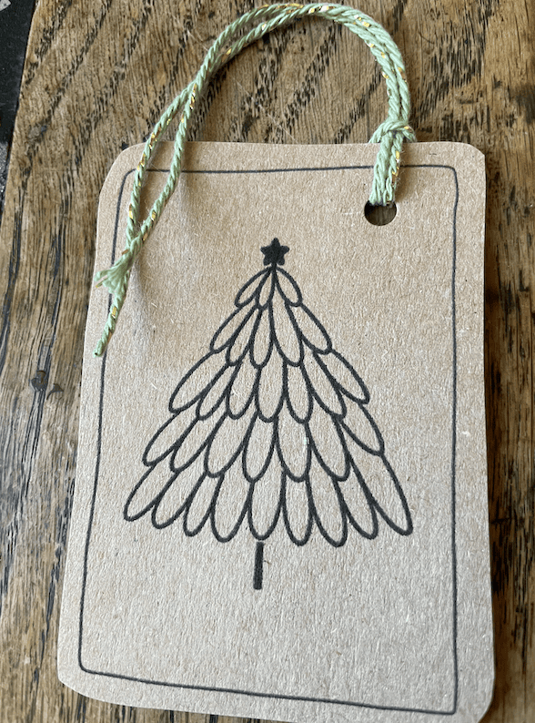 Schöne Weihnachtskarte aus Kraftpapier mit simplem Tannenbaum zum Ausdrucken