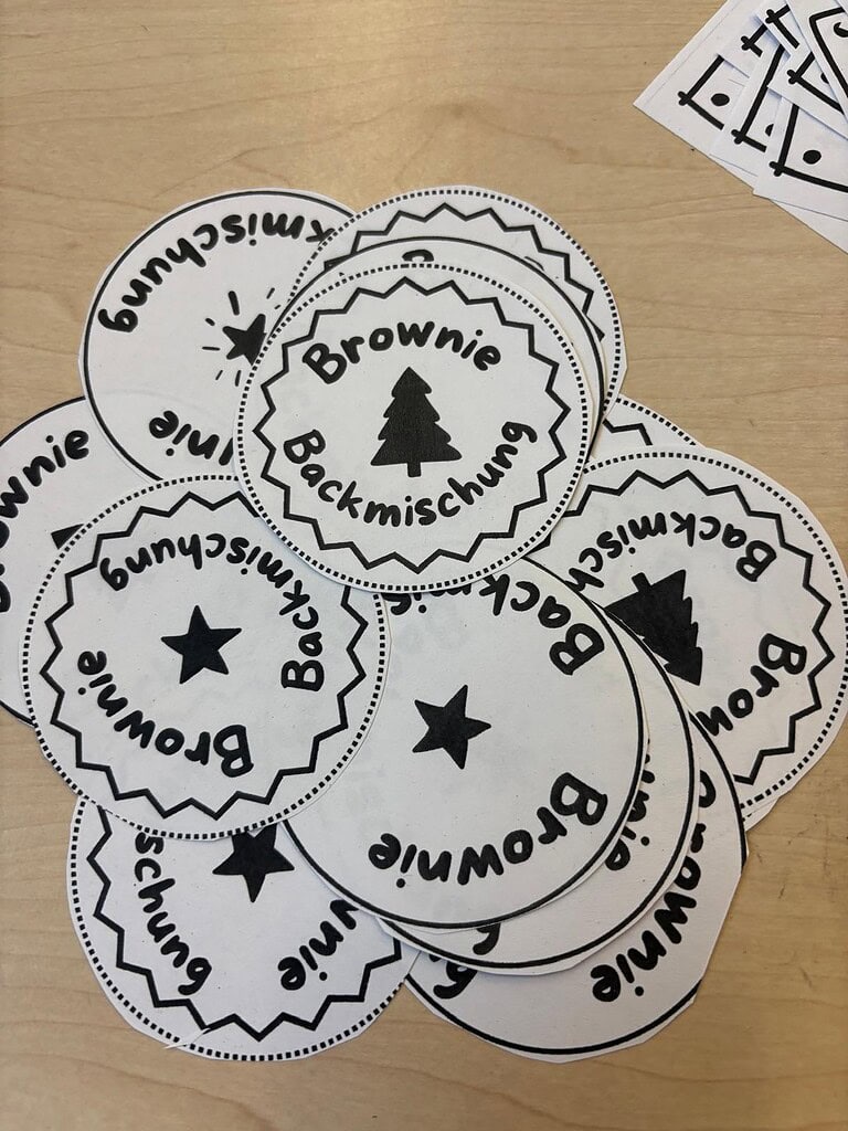 Toll ausgeschnitten von den Schülern - die runden Brownie-Etiketten