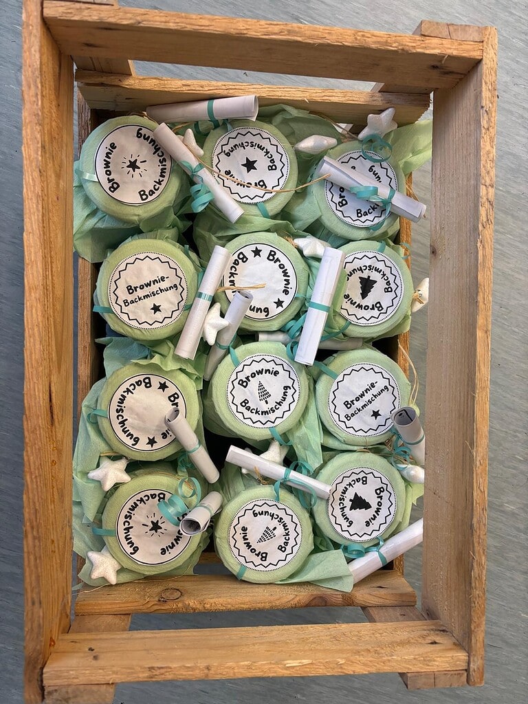 Und hier sind sie: die fertigen Brownie-Gläser der Kinder - toll!