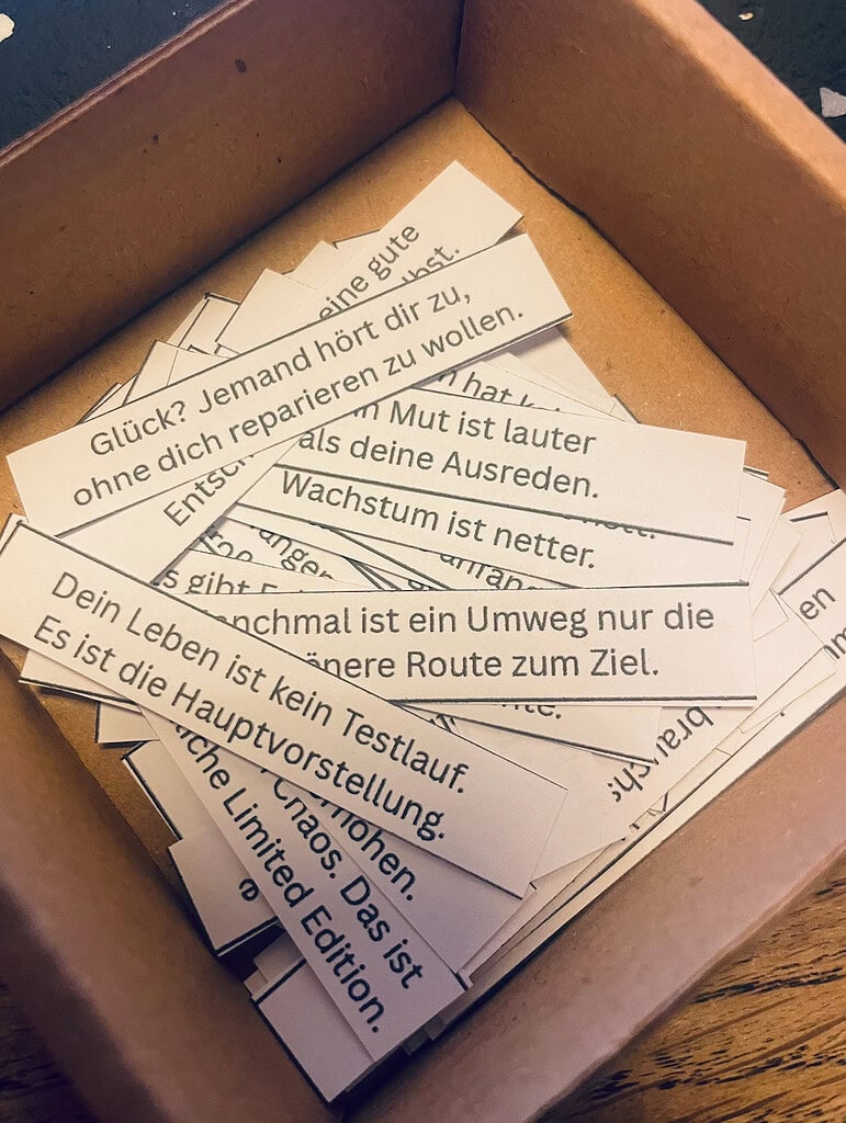 Zettel für Glückskekse mit über 70 coolen, lustigen, lebensechten Sprüchen für Erwachsene