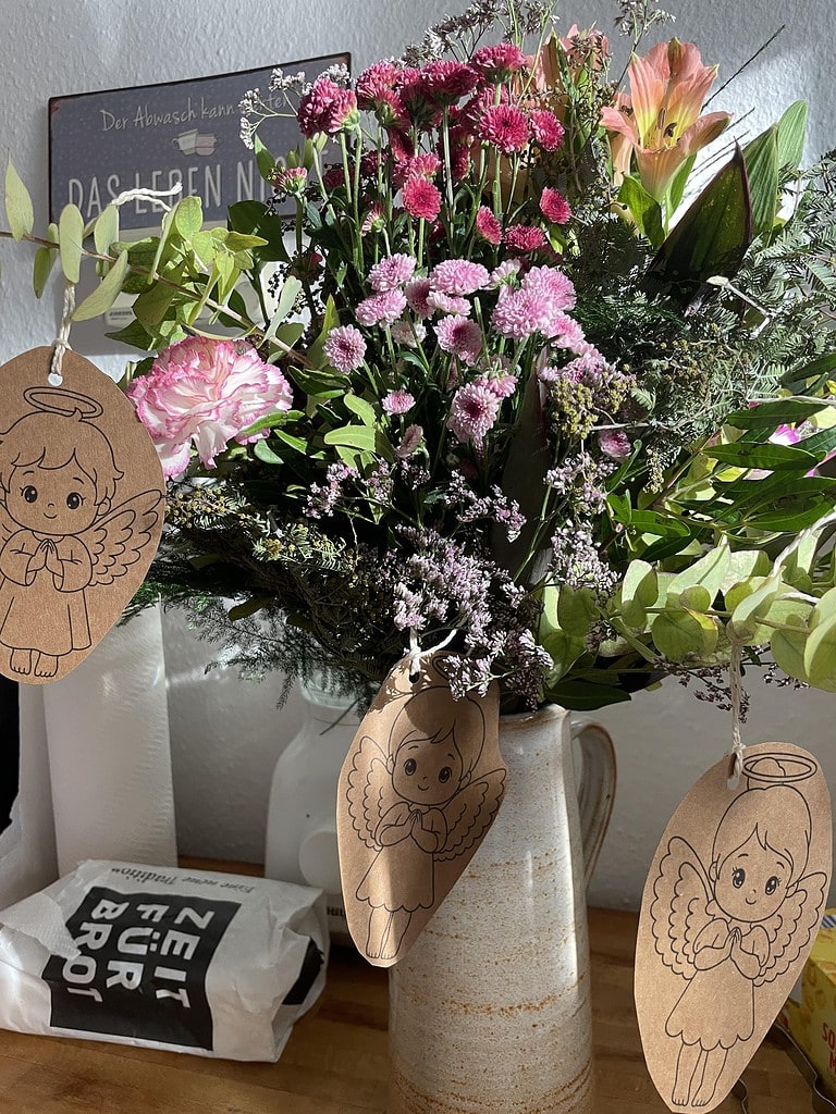 Engel aus Papier als Anhänger basteln und dekorieren
