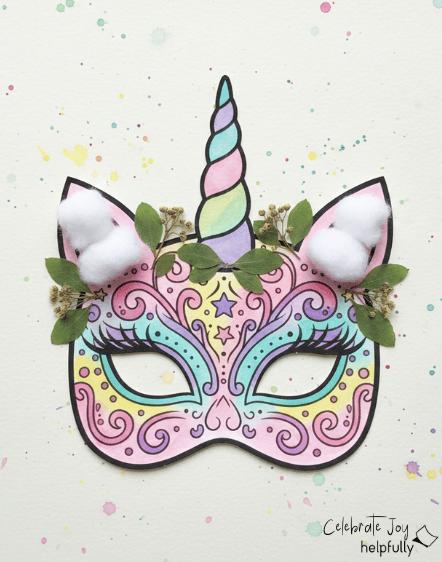 Wunderschöne, gebastelte Einhornmaske, hier mit zarten Farben und Naturmaterialien dekoriert