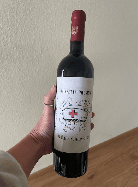 Geschenk für Karneval basteln mit den lustigen Weinetiketten zum Ausdrucken