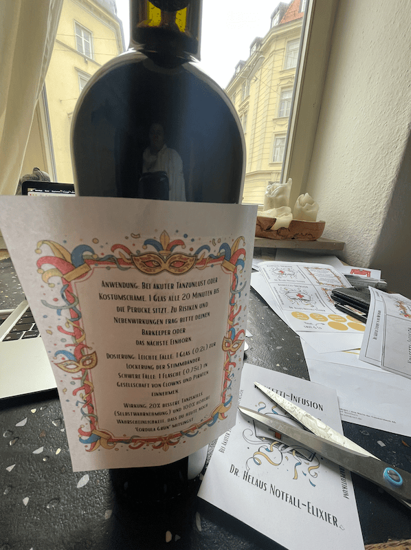 Vorder- und Rückseitenlabels für Weinfaschen zu Karneval/Faschin aufkleben