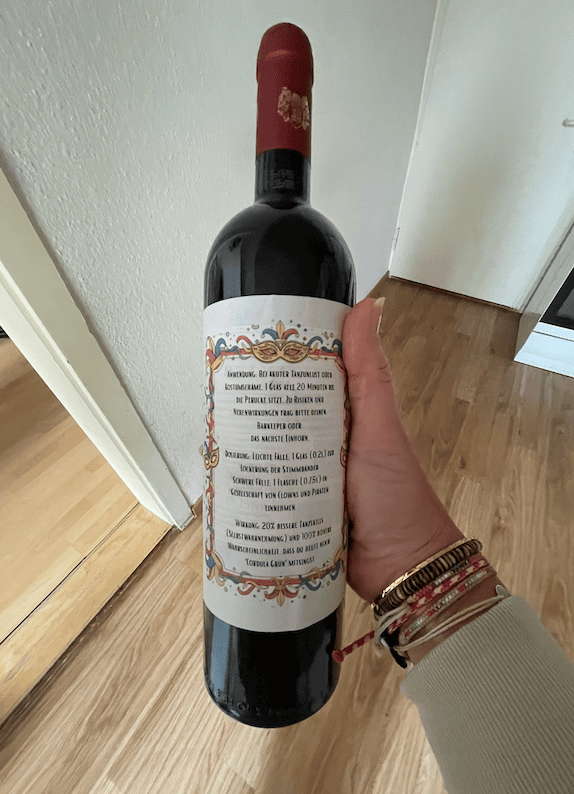 lustiges Geschenk für Karneval basteln mit den Flaschenlabels zum Ausdrucken