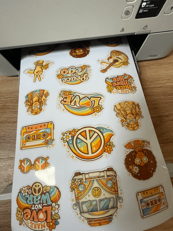 Auf normales oder Stickerpapier die coolen Retro- und Peaace-zeichen ausdrucken