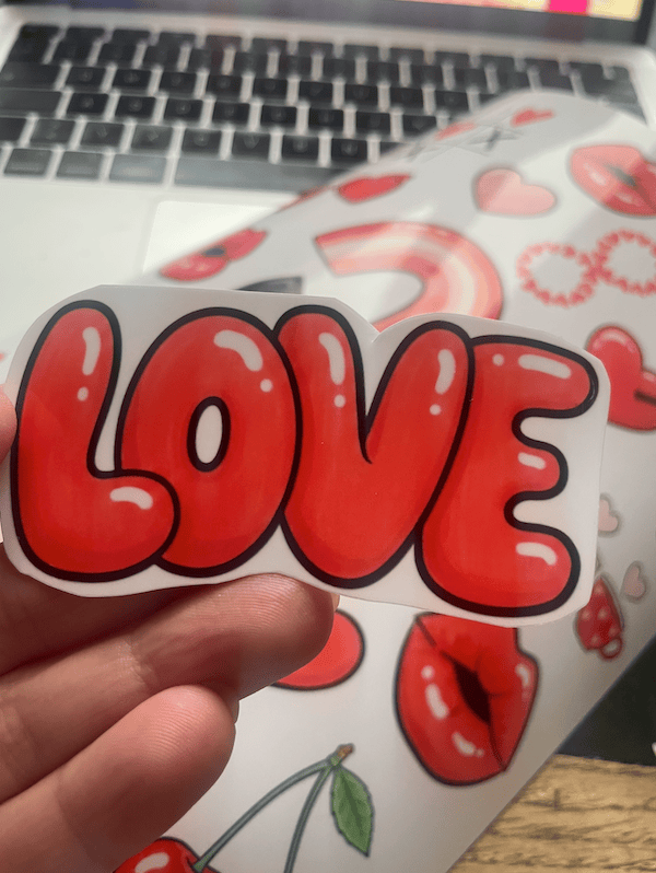 Deko und Sticker basteln, die ans Herz geht - hier der Love-Schriftzug auf Stcikerpapier