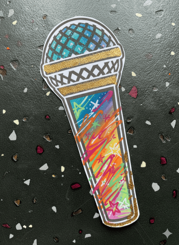 gebasteltes Mikrofon hier ausgemalt im coolen Popstar Look!