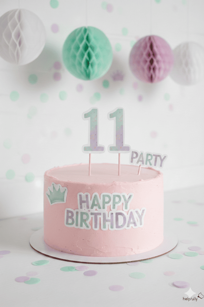 Geburtstagskuchen mit den Happy Birthday und Zahlen-Stickern verzierten