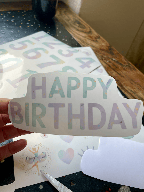 Zahlen-Sticker und Happy Birthday Schriftzug hier als Aufkleber auf Folie ausgedruckt