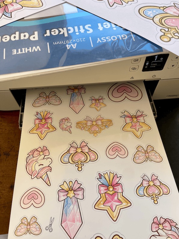 Als Bastelmaterial und direkt auf Stickerpapier ausgedruckt - die magischen Motive lieben Kreatives!