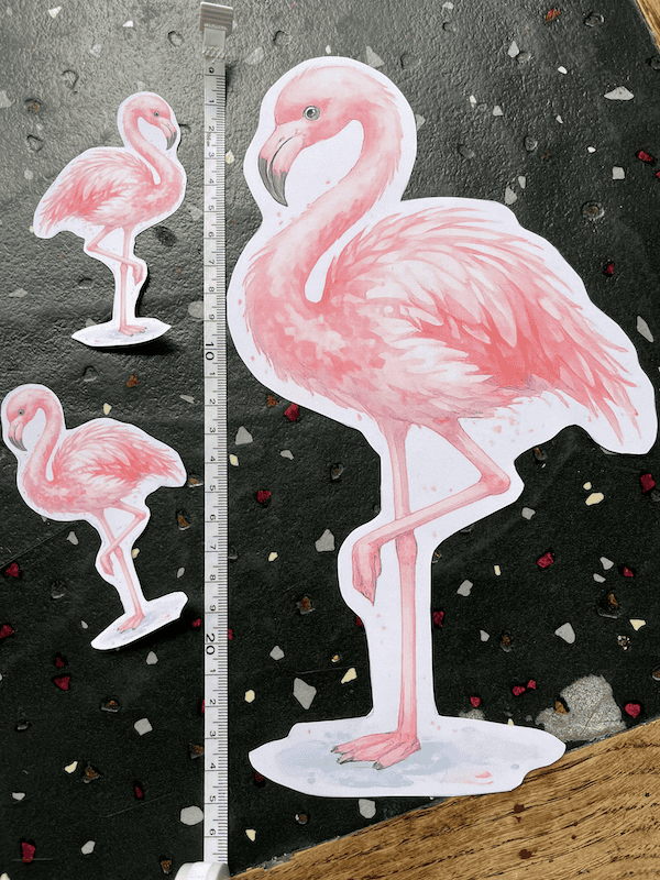 Die kleinen Flamingos sind ca. 9.5 cm, der Große ca. 26 cm