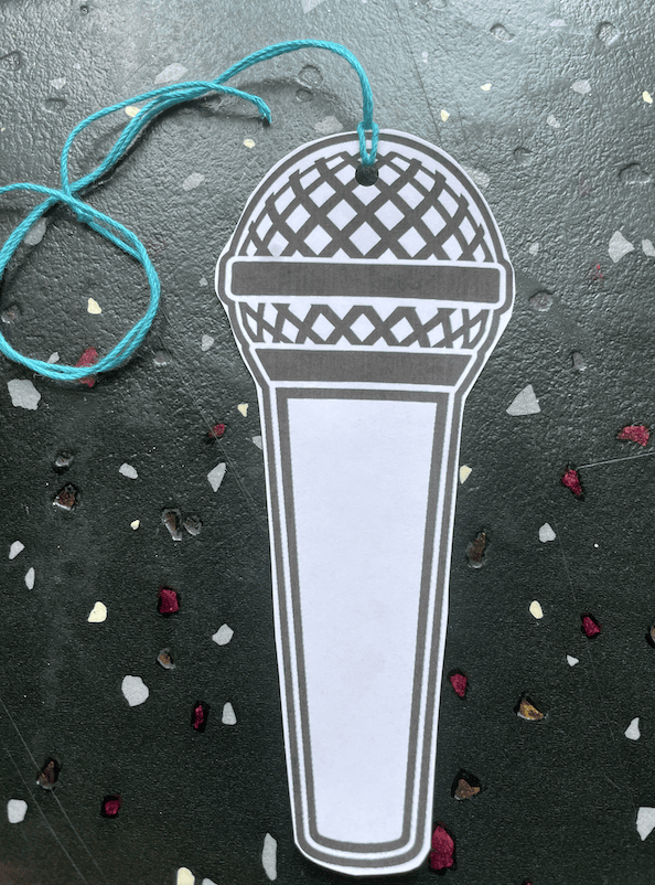 gelocht und mit einer Kordel, fertig für eigene Ideen - das Papier-Mikroforn