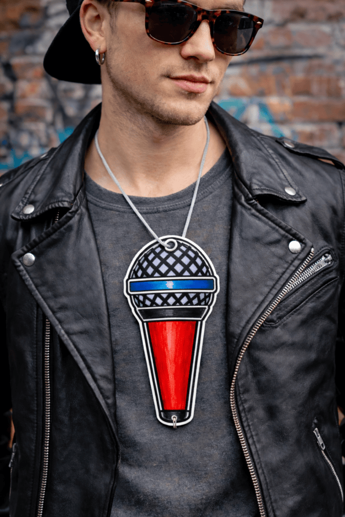 Grosses Mikrofon als Moodbild an Erwachsenem gezeigt