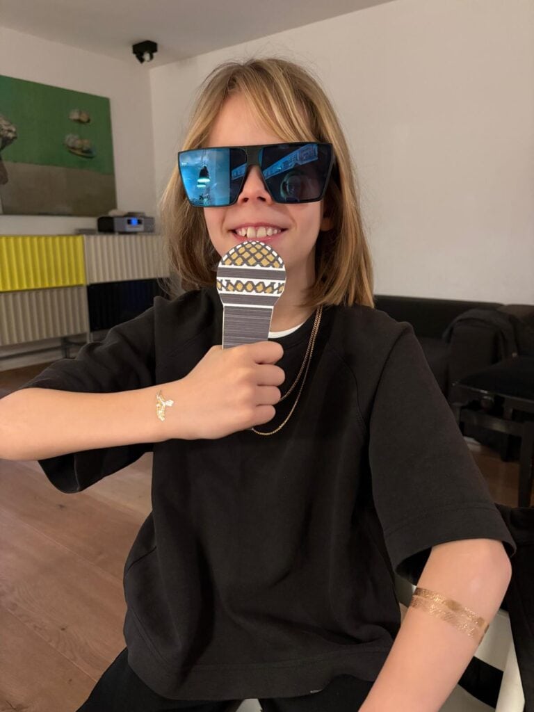 Henri mit seinem gebastelten Mikrofon - ready to sing und party in der Schule