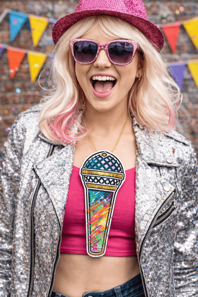 Grosses Mikrofon als Moodbild an Frau gezeigt