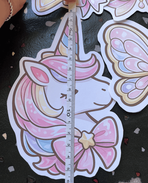 Das Einhorn ist stolze 16 cm - toll zum Basteln von Deko, Caketoppern und Zauberstäben