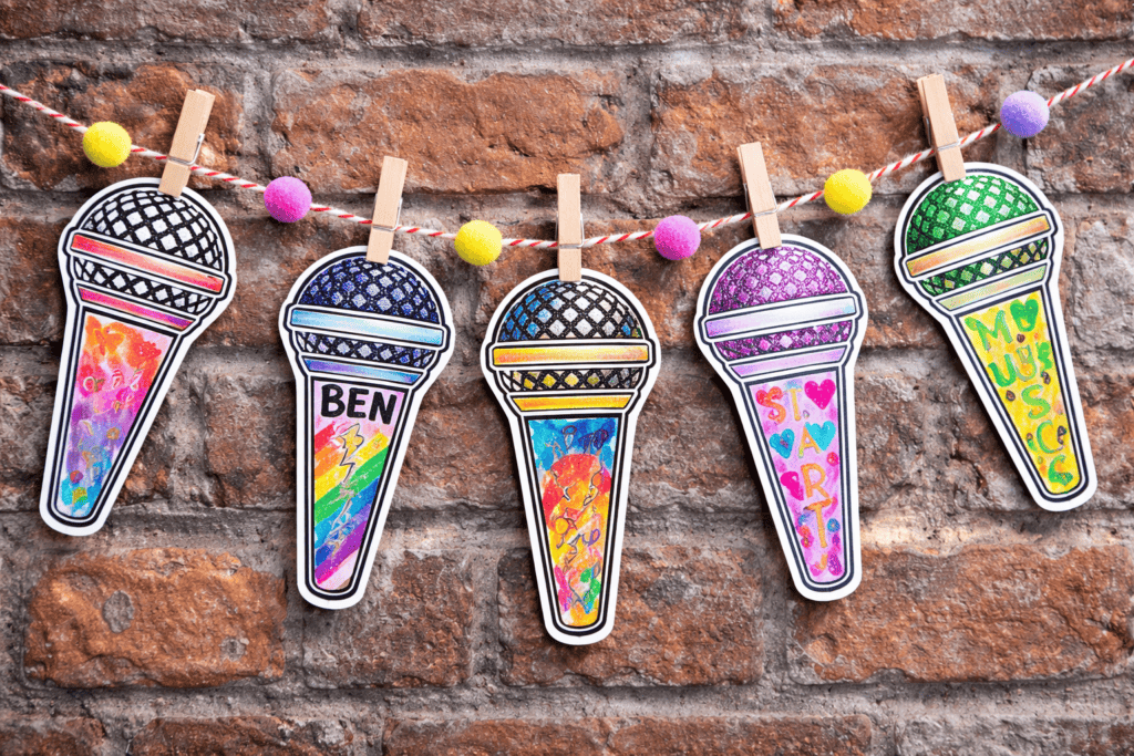 Auch als Girlande für die Party toll - Mikrofone aus Papier