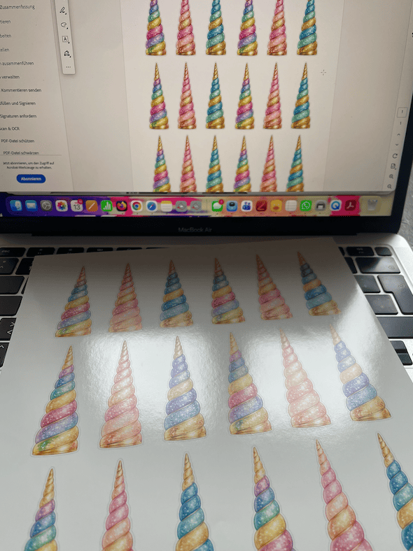 Auf Stickerpapier ausgedruckt: die kleinen Einhorn-Hörner zum Basteln