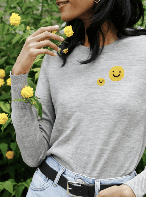 Nadelgefilzten Smiley von DMC auf's T-Shirt und schon liegen lustige Vibes in der Luft!