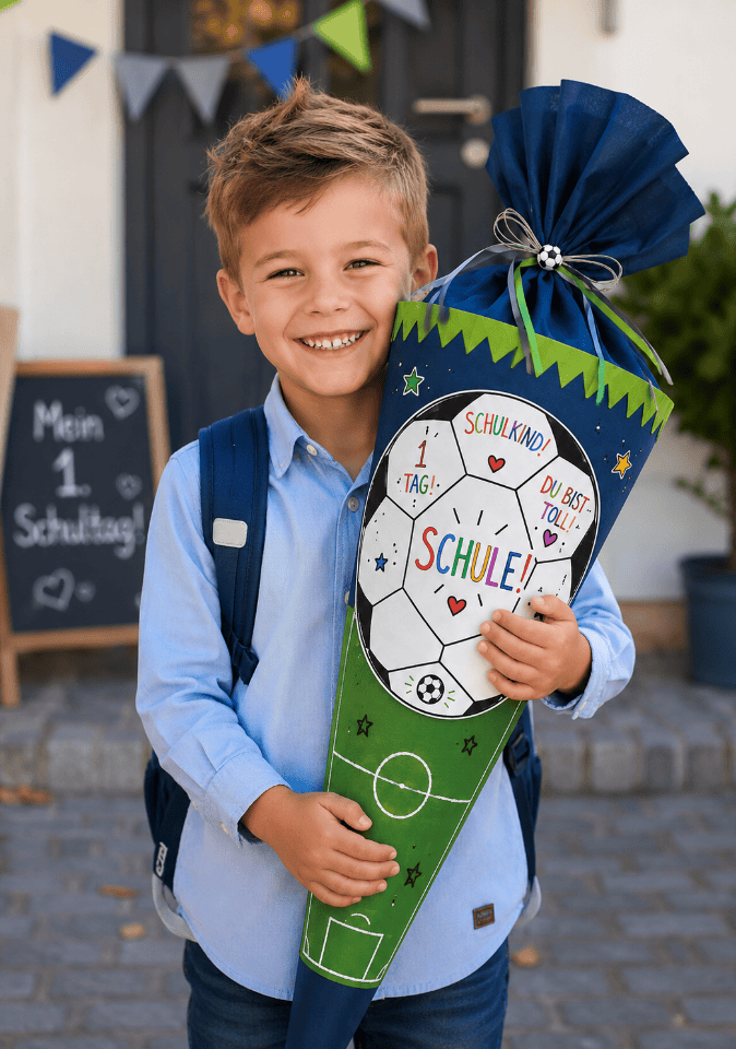Den Fußball ausschneiden und als Deko auf die Fußball-Schultüte kleben!