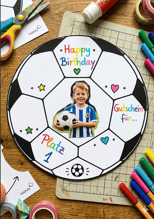 Geburtstagskarte für Fußballfans basteln? Mit dem Papierfußball 20 cm Durchmesser geht das super!