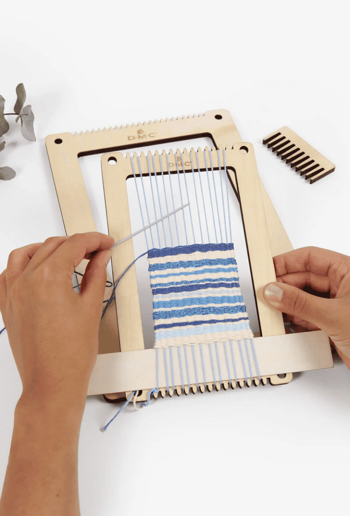 Ein Webrahmen, eine Webnadel und Garn - so kommst du zum DIY-Armband
