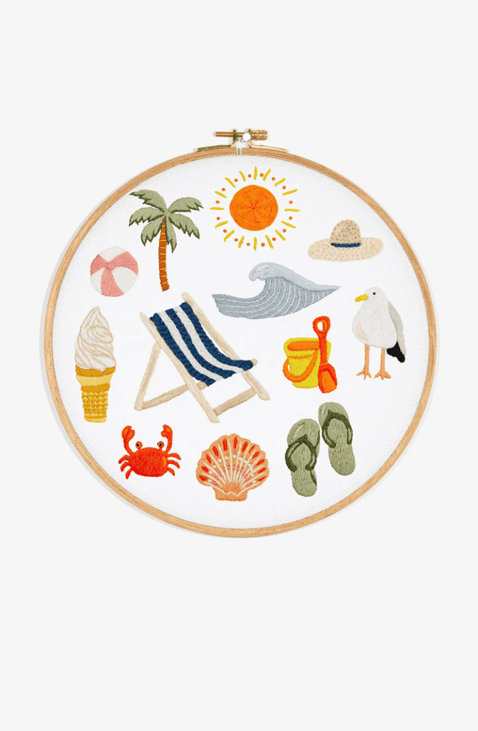 Stickmuster Sommermotive "Tag am Strand" von DMC im Stickrahmen sichtbar