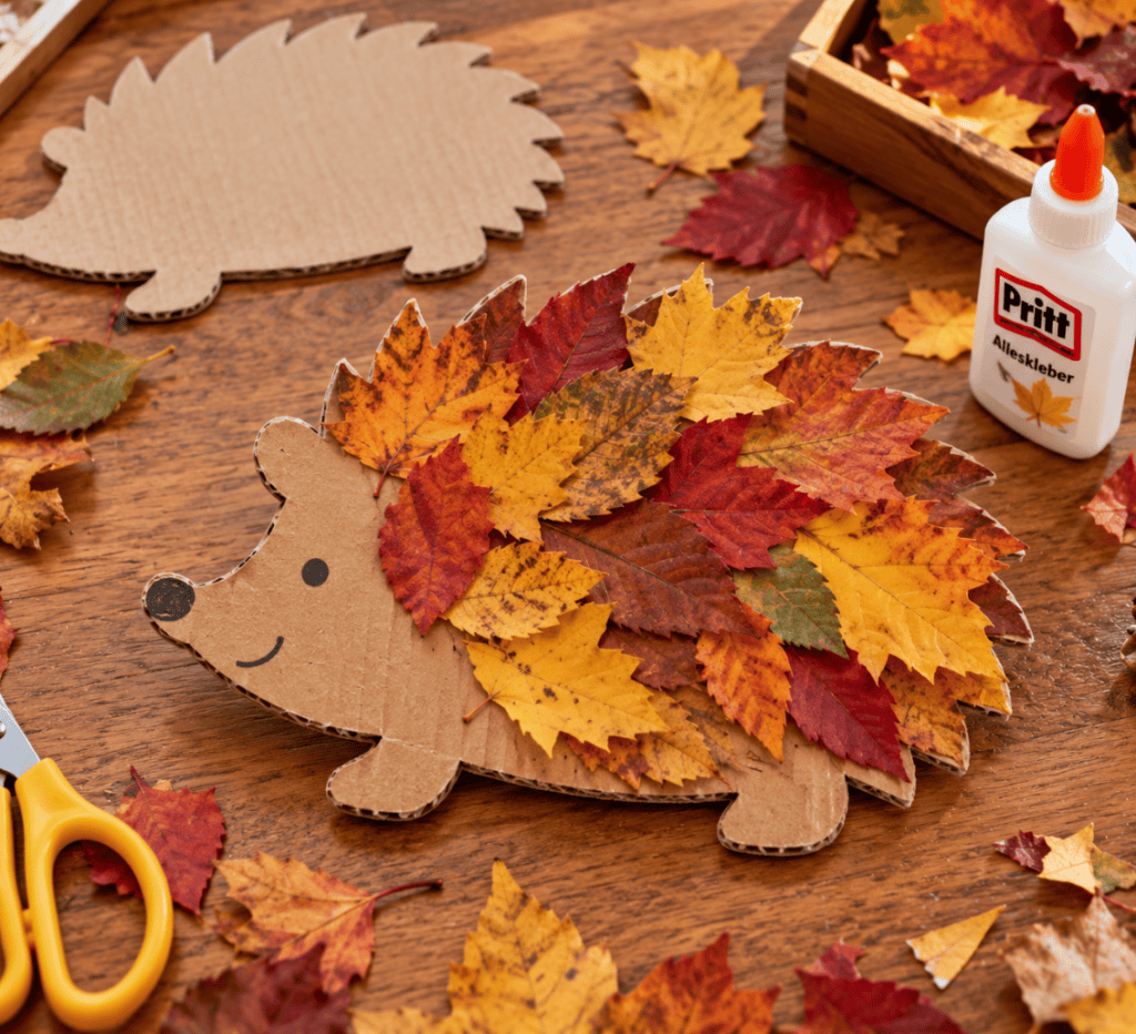 Igel aus Pappe mit Herbstblättern beklebt