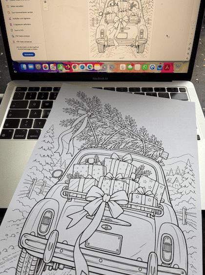 A4 Ausmalbild ausgedruckt - mit Oldtimer in Winterlandschaft, bepackt mit Baum und Geschenken