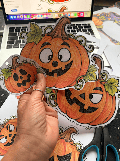 Halloween-Papierkürbisse, hier ausgeschnitten als Beispiel