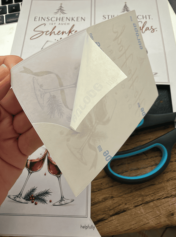 Weinlabels, hier auf selbstklebendem Etikettenpapier zum Abziehen und Auf-die-Flasche-kleben